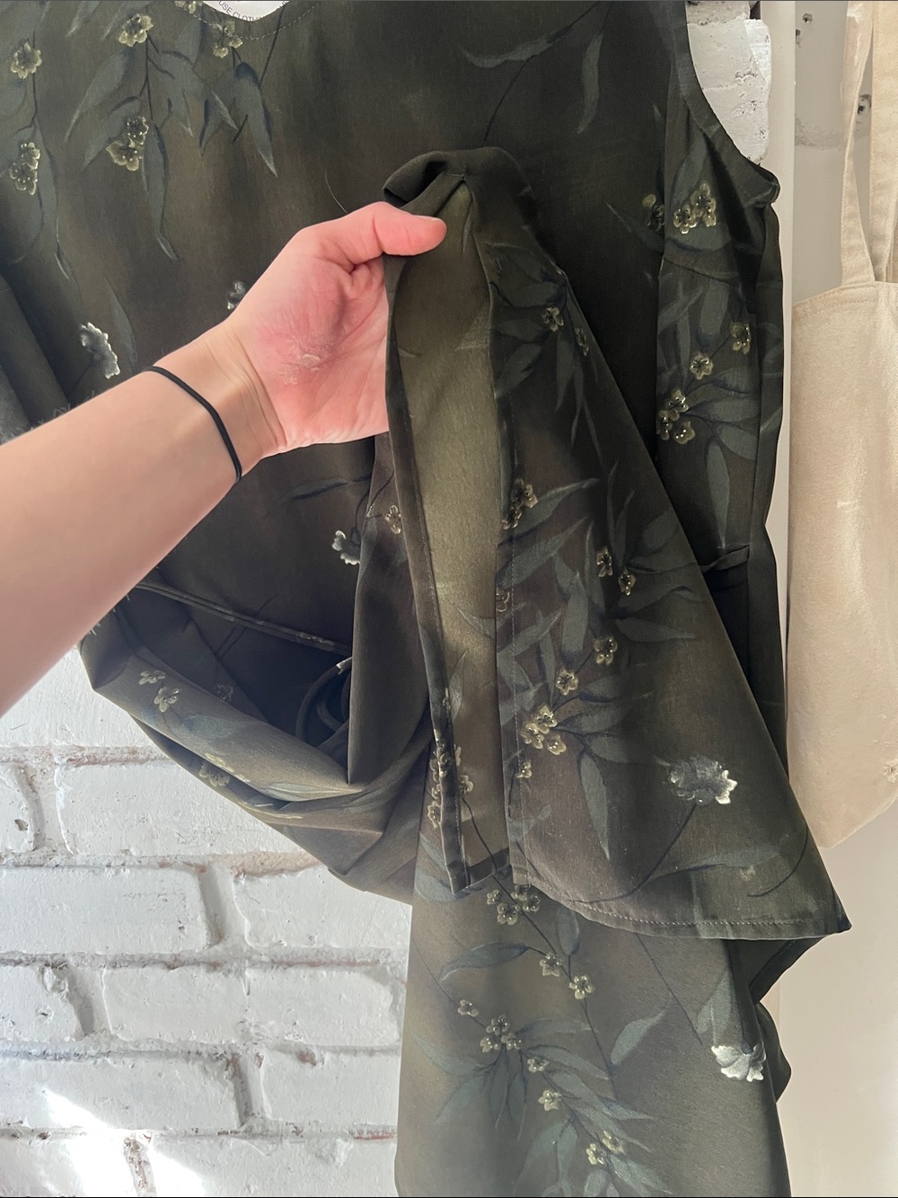 Vintage 90s sheath Sleeveless Olive Green V-Neck Tie-Waist Dress - Picture 4 of 6